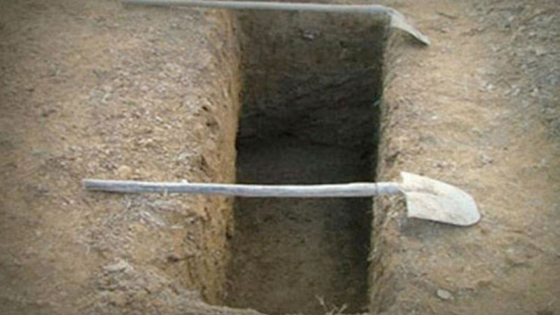 Ağsuda kişi qazdığı qəbirə düşərək ölüb
