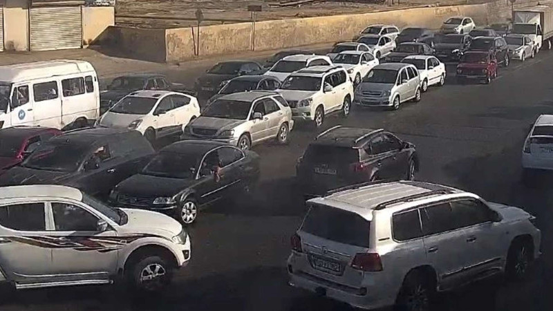 Bakının bir sıra yollarında tıxac yaranıb - SİYAHI