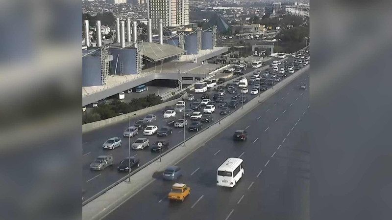 Bakının bir sıra yollarında tıxac yaranıb- SİYAHI