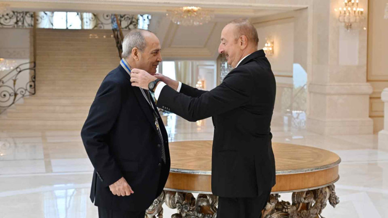 İlham Əliyev Xalq artisti Rasim Balayevə “İstiqlal” ordenini təqdim edib