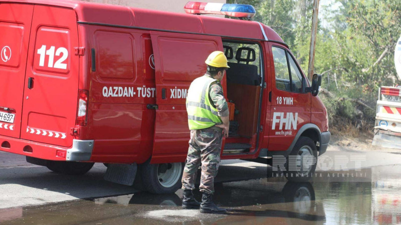 Bakıda açıq ərazi yanır