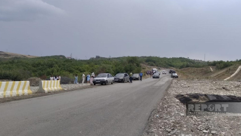 Şamaxıda turistləri daşıyan avtobus qəzaya düşüb, qadın və azyaşlı yaralanıb - YENİLƏNİB