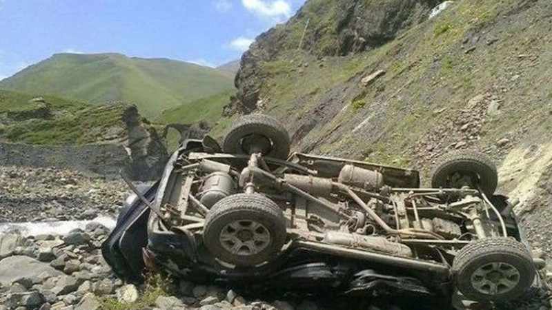 Yardımlıda “UAZ” dərəyə aşıb