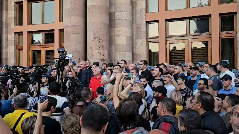 İrəvandakı hökumət binasının qarşısında keçirilən etiraz aksiyasına keçmiş deputat rəhbərlik edir