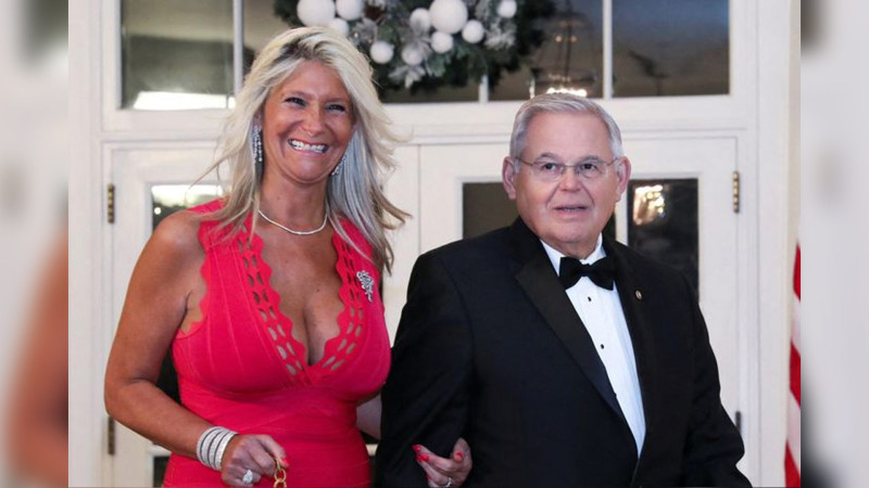 Robert Menendes istefa verib