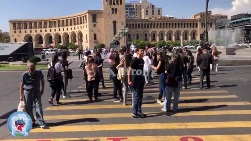 Yerevanda insanlar yenidən hökumət binası yaxınlığında toplaşır - FOTO