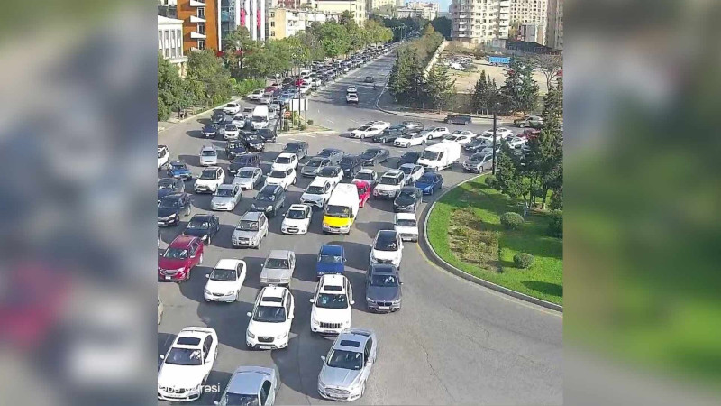 Bakının bir sıra yollarında tıxac yaranıb - SİYAHI