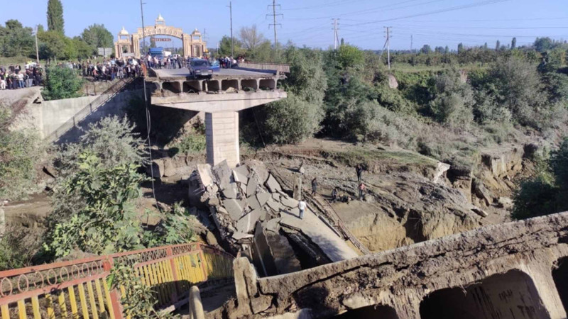 Xaçmaz-Xudat yolununda avtomobil körpüsü uçub, maşın çaya düşüb - YENİLƏNİB - VİDEO