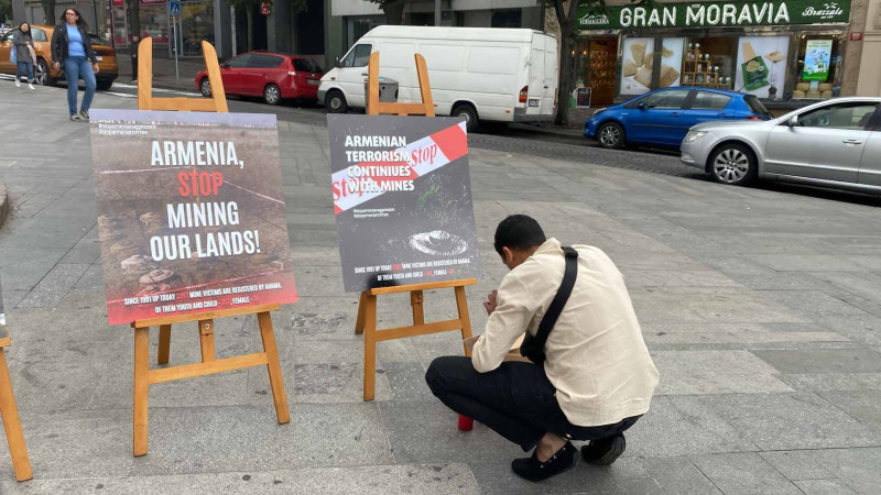 Praqada Ermənistanın mina terroruna həsr olunmuş sərgi-aksiya keçirilib - FOTO