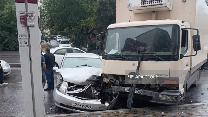 Bakıda 3 avtomobil toqquşub