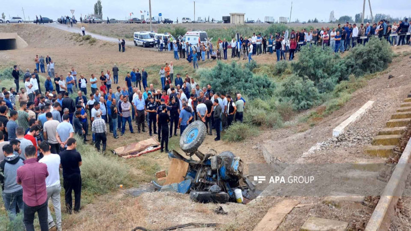 Sabirabadda qatarla traktor toqquşub, sürücü ölüb