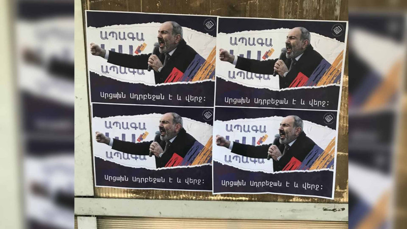 İrəvanın küçələrində üç gün əvvəl yerləşdirilən “Artsax - Ermənistandır və nöqtə” yazılan plakatlar hələ də durur