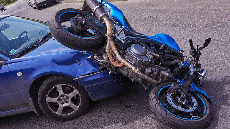 Gəncədə motosikletlə minik avtomobili toqquşub, bir nəfər ölüb