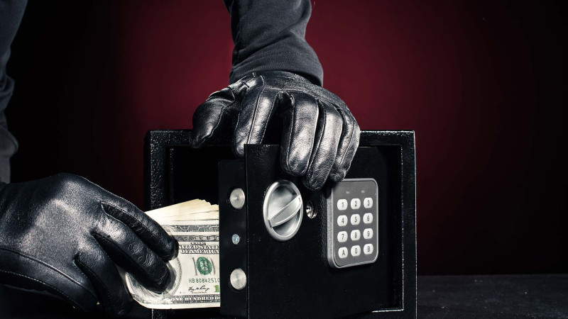 Bakıda evdən 2300 manat və 10 000 dollar oğurlanıb