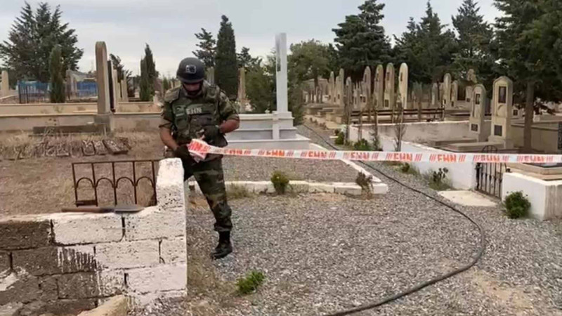 Bakıda qəbiristanlıqda basdırılmış tapança və əl qumbarası tapılıb