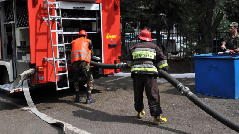 Masazırda onmərtəbəli yaşayış binası yanıb