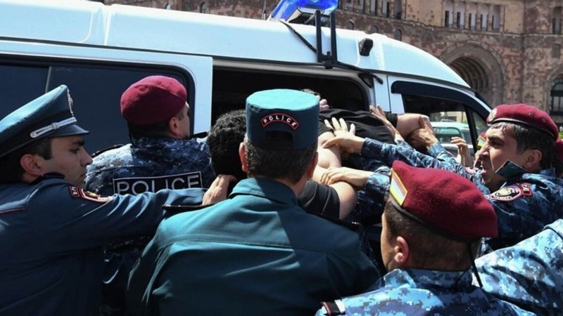 İrəvanda etiraz aksiyasında 30 nəfər saxlanılıb