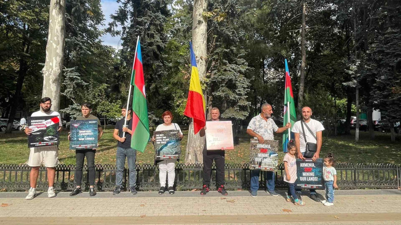 Moldova azərbaycanlıları aksiya keçiriblər: “Mina basdırma, ağac ək!”
