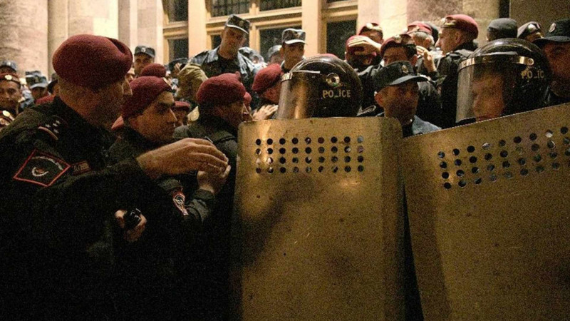 Ermənistan polisi Rusiya səfirliyinə giriş-çıxışı bərpa edib, saxlanılanlar var
