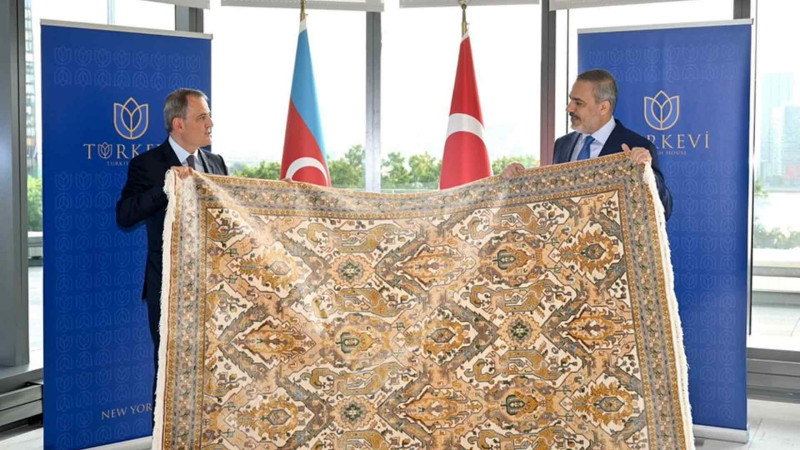 Ceyhun Bayramov Hakan Fidana Qarabağ xalçası hədiyyə edib