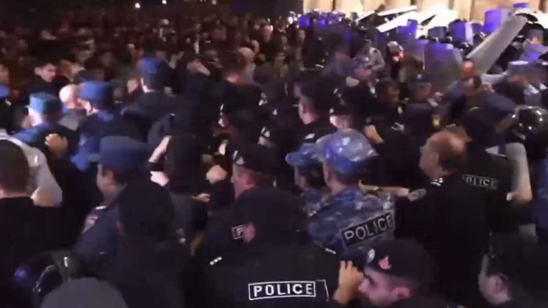 İrəvanda aksiya iştirakçıları polisi əlbir olmağa çağırıb - YENİLƏNİB