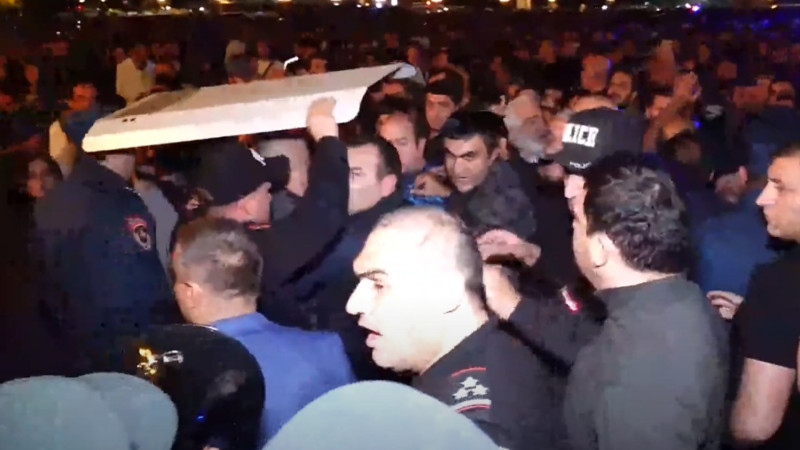 İrəvanda etiraz aksiyalarında iğtişaş yaradanlarla bağlı kütləvi həbslər başlayıb