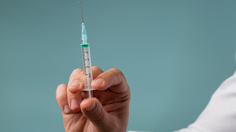 Özünə antibiotik vuran həkim şoka düşərək ölüb