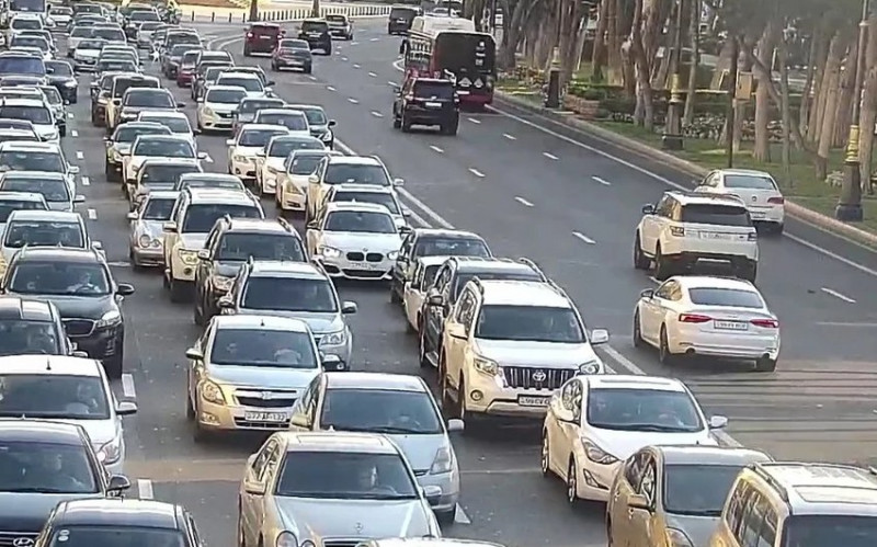 Bakıda 16 küçəsində tıxac yaranıb - SİYAHI
