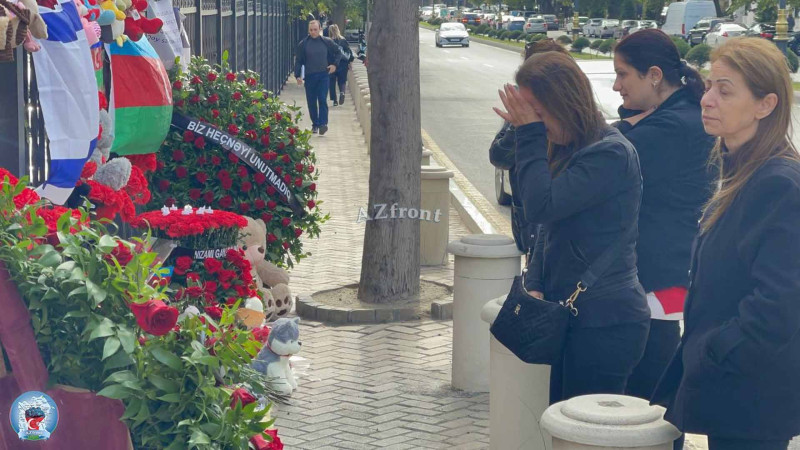 Bakı sakinləri göz yaşlarını saxlaya bilməyiblər