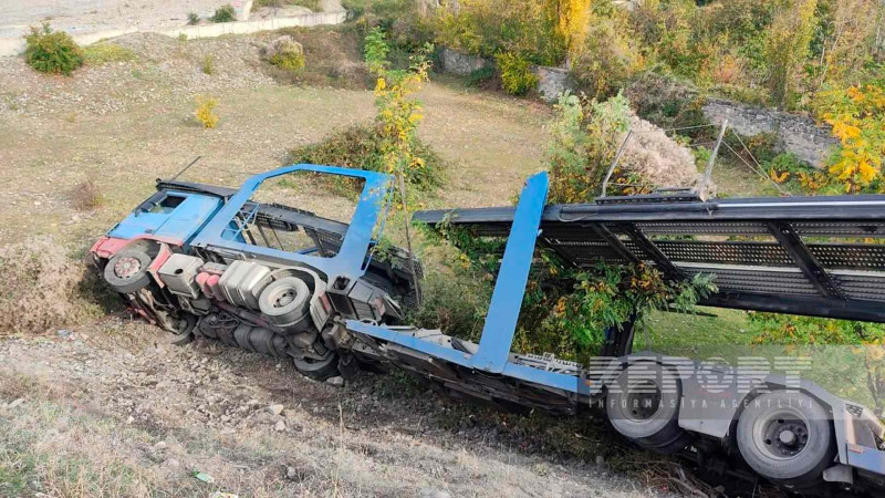 Gürcüstan vətəndaşının idarə etdiyi TIR Şəkidə aşıb