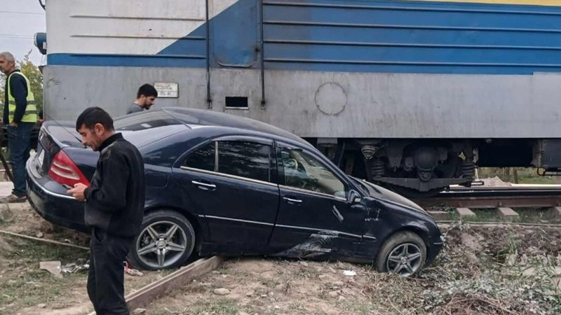 Azərbaycanda elektrovoz avtomobillə toqquşub