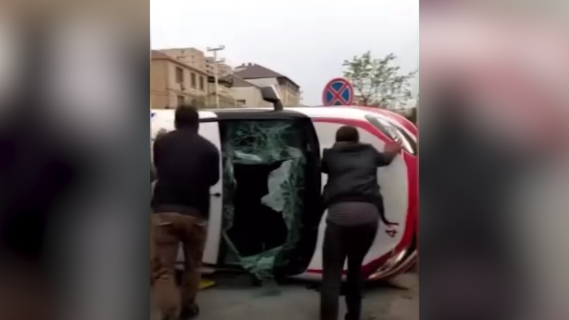 Xırdalan: təcili tibbi yardım maşını digər avtomobillə toqquşaraq aşıb