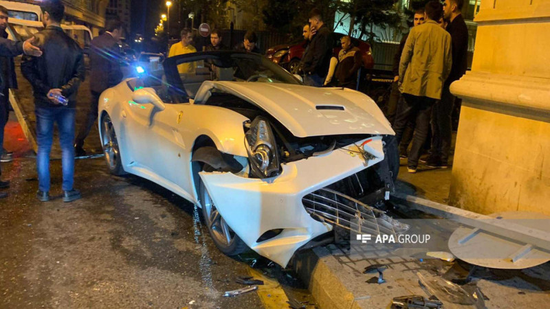 Bakıda “Prius”un budəfəki “qurban”ı “Ferrari” olub
