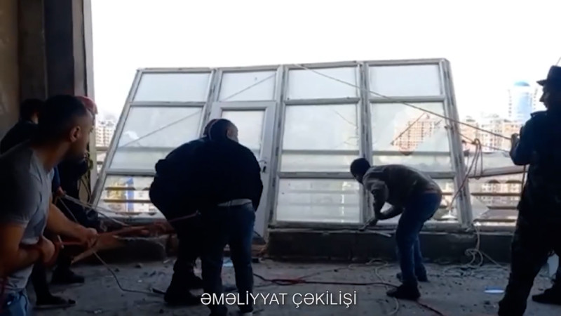 Güclü külək binanın pəncərəsini çərçivəsindən çıxarıb - VİDEO