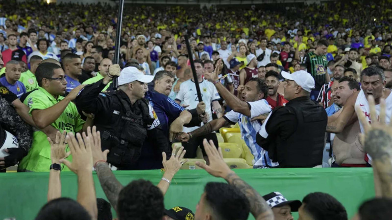 Braziliya - Argentina matçında azarkeşlərlə polis arasında qarşıdurma olub