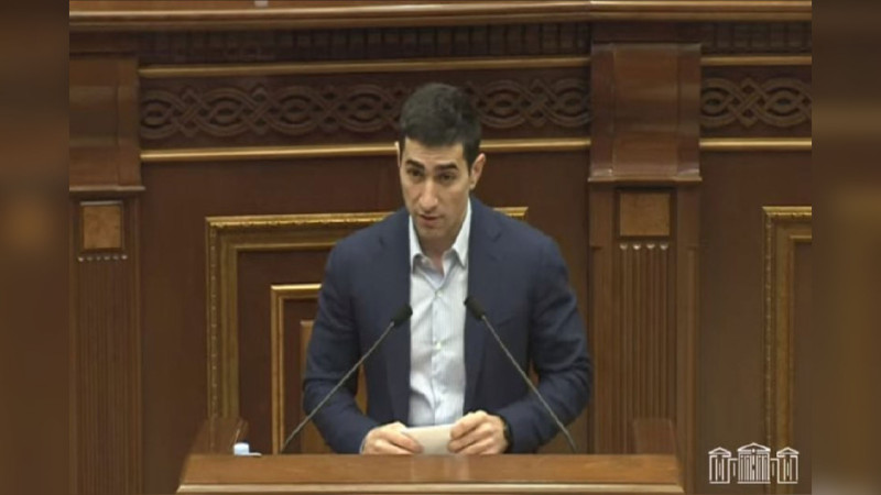 Koçaryanın oğlu deputat kimi parlamentdə and içib