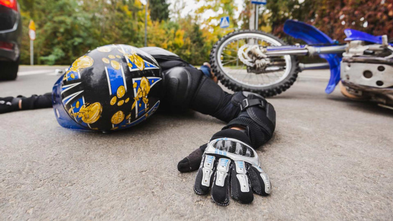 Günəşlidə avtomobil motosikletçini vuraraq xəsarət yetirib