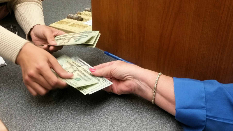 Azərbaycana xaricdən pul köçürmələri 54% azalıb