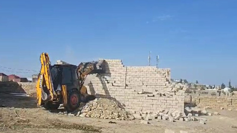 Abşeronda qanunsuz tikililər sökülüb
