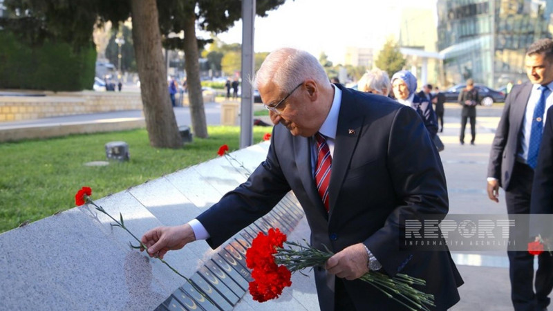 Türkiyənin milli müdafiə naziri Bakıda Türk şəhidliyini ziyarət edib