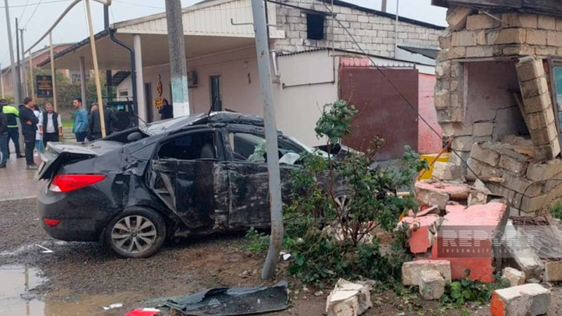 Lənkəran: avtomobil qaztənzimləyici qurğuya çarpılıb, bir nəfər ölüb
