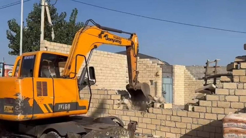 Gəncədə qanunsuz tikili sökülüb