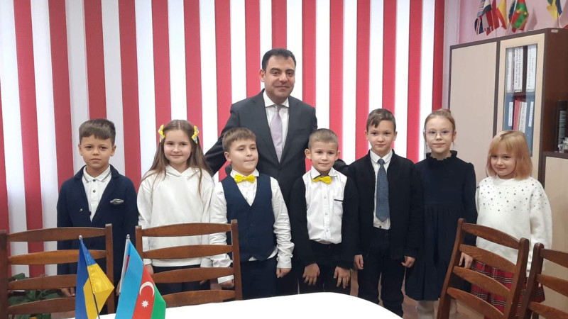 İrpendəki Zərifə Əliyeva adına liseyə Azərbaycan dili dərslikləri təhvil verilib