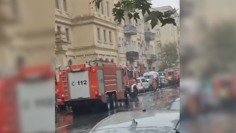 Bakının mərkəzində yaşayış binasında yanğın başlayıb