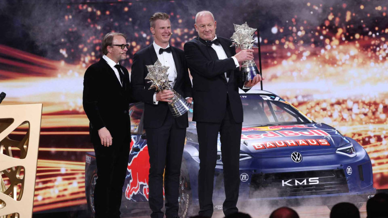 FIA-nın Bakıda keçirilən mükafatlandırma mərasimində yarışlarda qalib gələn avtomobillər nümayiş olunub