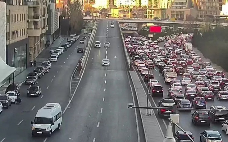 Dekabrın ilk günü Bakıda tıxac olan yollar - SİYAHI