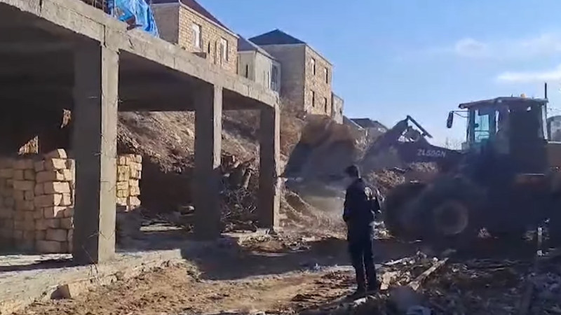 Xırdalanda qanunsuz tikili sökülüb - VİDEO