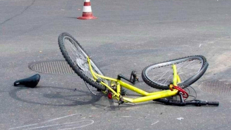 Şirvanda avtomobil velosipedçini vurub