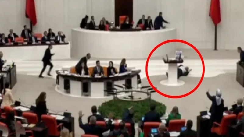 Türkiyə parlamentində çıxışı zamanı yıxılan deputat vəfat edib