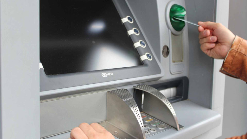 Abşeron: bank kartından 6 500 manat oğurlayan qadın saxlanılıb